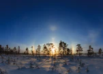 Moilasen kaari on v:n muotoinen kaari auringon yläpuolella. Teuvalla 3. joulukuuta näkyivät myös 22 asteen rengas, auringonpilari, sivuauringot, 22 asteen ylläsivuava kaari, 46 asteen rengas ja yläkupera Parryn kaari.