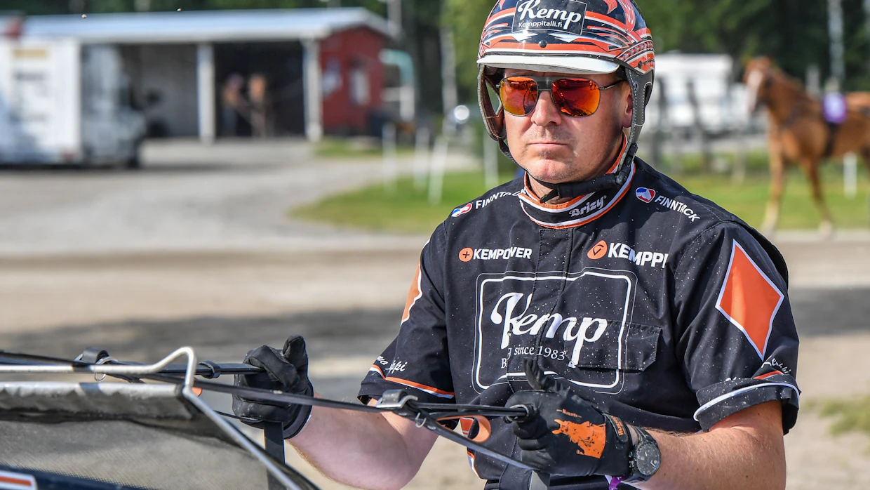 Jokimaa Jackpotissa Xanthus Kempin ohjiin tarttuu koko kilpailun isä Kimmo Kemppi.