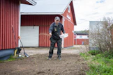 Kodin Kukat -puutarhan omistaja Juha Toikka kylväsi kesäkukkien siemensekoitusta maahan Haminassa maanantaina 16. toukokuuta.