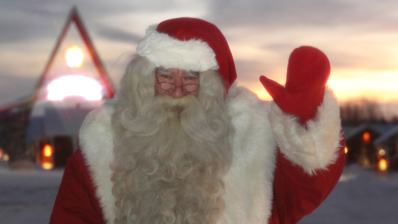 Joulupukki haluaa järjestää tänä vuonna yllätyksen muorille Kauhavan Alakylässä.