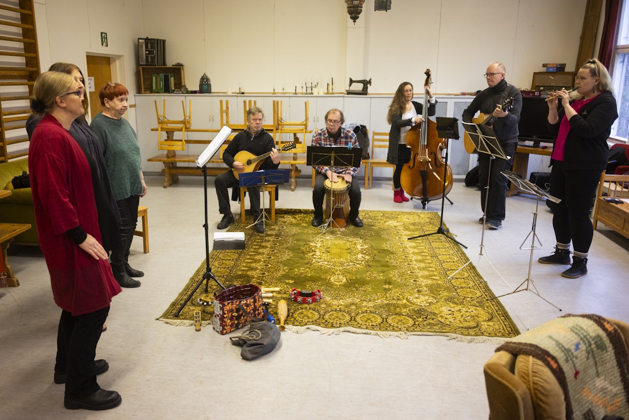 Soitto ja laulu soi ringissä. Vasemmalta: Saana Mitronen, Suvi Autio, Noora Siivonen, Ari Aalto, Timo Laitala, Karoliina Ilonoja, Sami Espo ja Maria Mikkola.