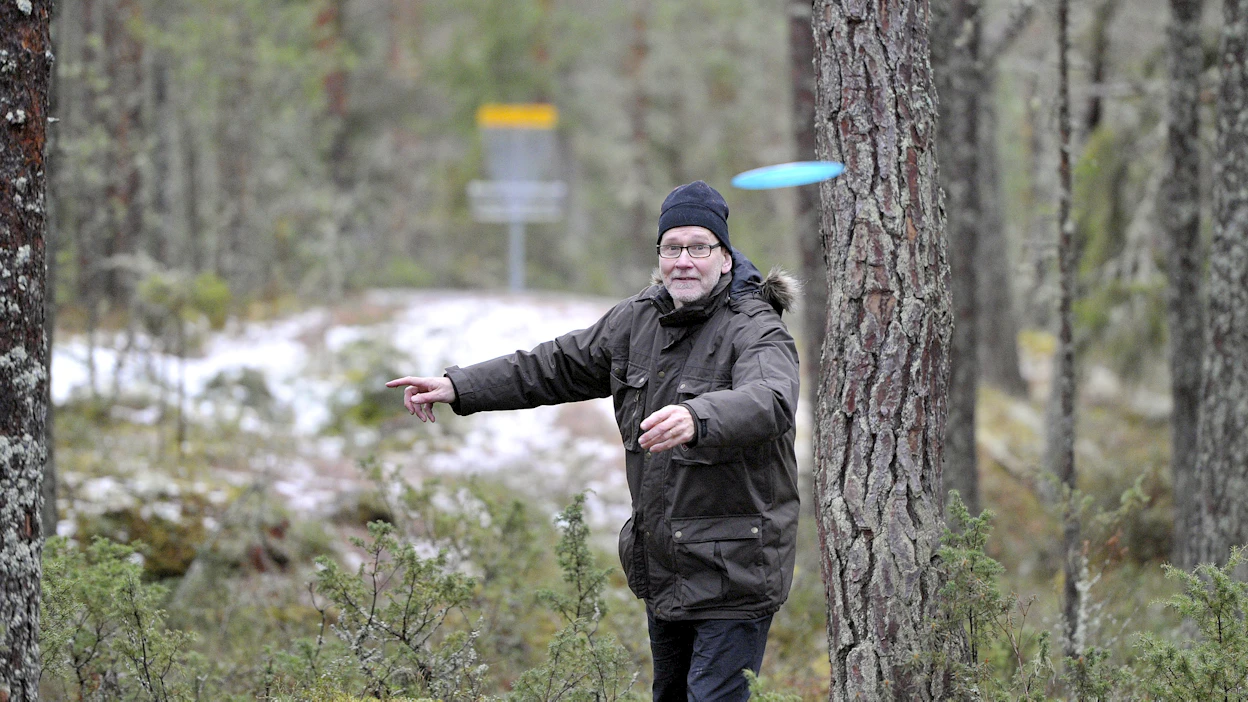 Frisbeegolfin suosio on kasvanut räjähdysmäisesti. Jukka Heino lennätti kiekkoa jo vuonna 2016.