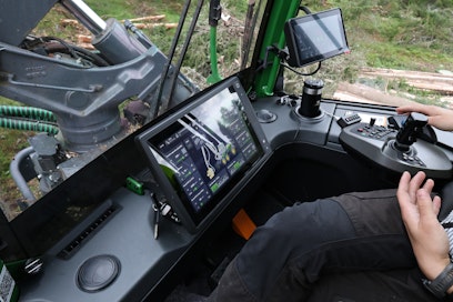 Tietotekniikka on ollut jo pitkään arkipäivää pohjoismaisissa metsäkoneissa. Nyt sen ja kuljettajan avuksi tekevät erilaiset tekoälyratkaisut tuloaan – myös valmistuksesta alkaen.