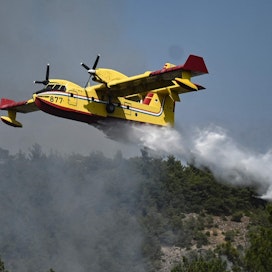 Sadat palomiehet jatkoivat torstaina Kreikassa riehuvien maastopalojen sammuttamista. LEHTIKUVA/AFP. 