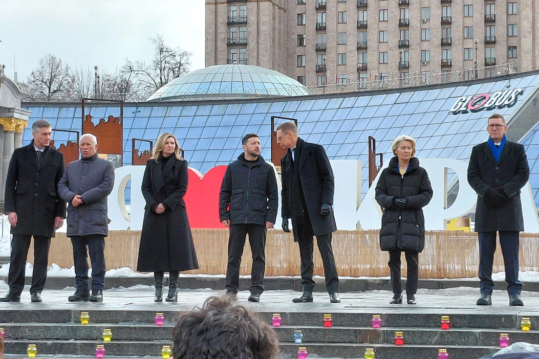 Presidentti Alexander Stubb osallistui muun muassa Ukrainan presidentin Volodymyr Zelenskyin kanssa muistotilaisuuteen Kiovassa Maidanin aukiolla. NIILO SIMOJOKI / LEHTIKUVA.