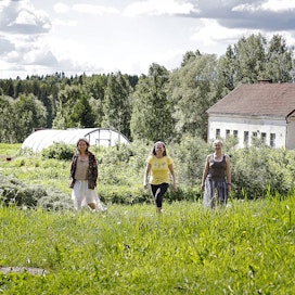 Siru Kuusela (vas.), Hanna Keränen ja Suvi Tiihonen asuvat ja työskentelevät ekokylässä Keuruulla.