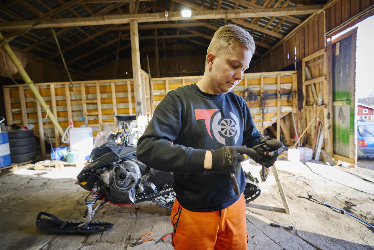 Antti Kumpulainen harrastaa talvisin moottorikelkkailua. Taustalla näkyy Lynx Xtrim RE 850 E-TEC.