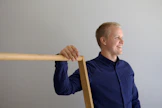 Antrei Hartikainen on useita palkintoja saanut puuseppämestari ja muotoilija, joka rakentaa teoksensa puusta.