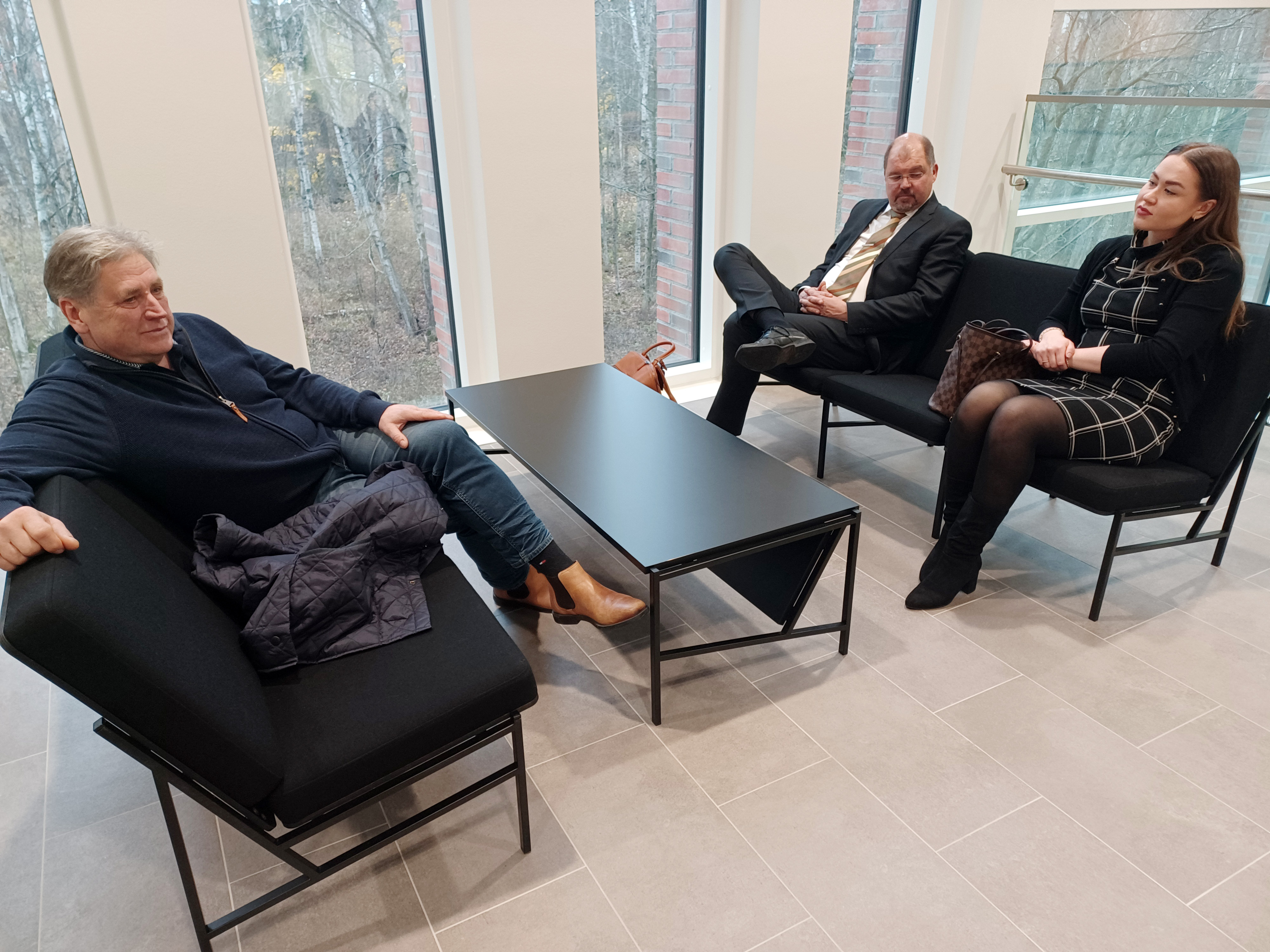 Markku Nieminen (vas.) kuvattuna Länsi-Uudenmaan käräjäoikeudessa tiistaina yhdessä avustajiensa Hannu Kalkkaan ja Janika Sokolovan kanssa.