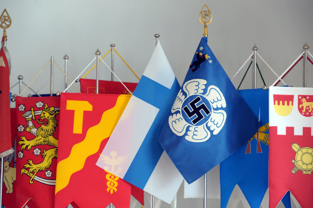 Yle kertoi torstaina Ilmavoimien luopuvan kiusallisesta hakarististä joukko-osastojensa lipuissa. LEHTIKUVA / Heikki Saukkomaa.