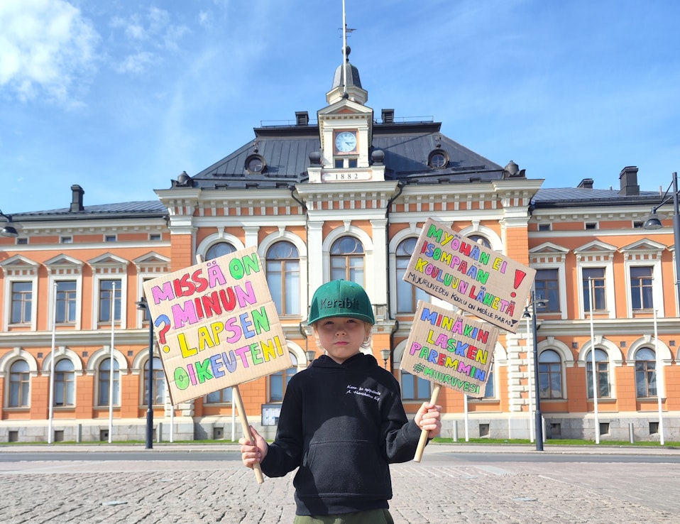 Oskari Puustinen ei halua lähteä isoon kouluun, vaan kokee paremmaksi tutun ja turvallisen kyläkoulun.