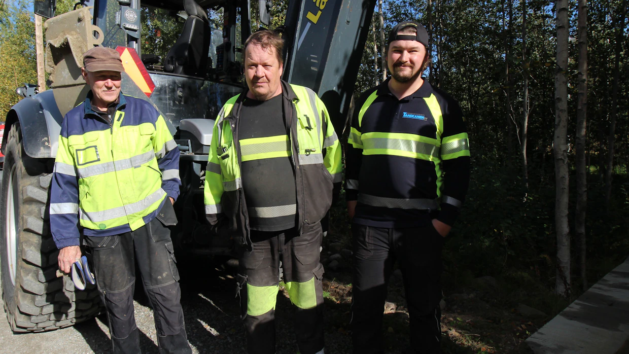 Harri Lamminsalo (vas.), Timo Tanskanen ja Lasse Tanskanen pitävät kaivosalueen ennallistamista tavanomaista mielenkiintoisempana työkohteena.