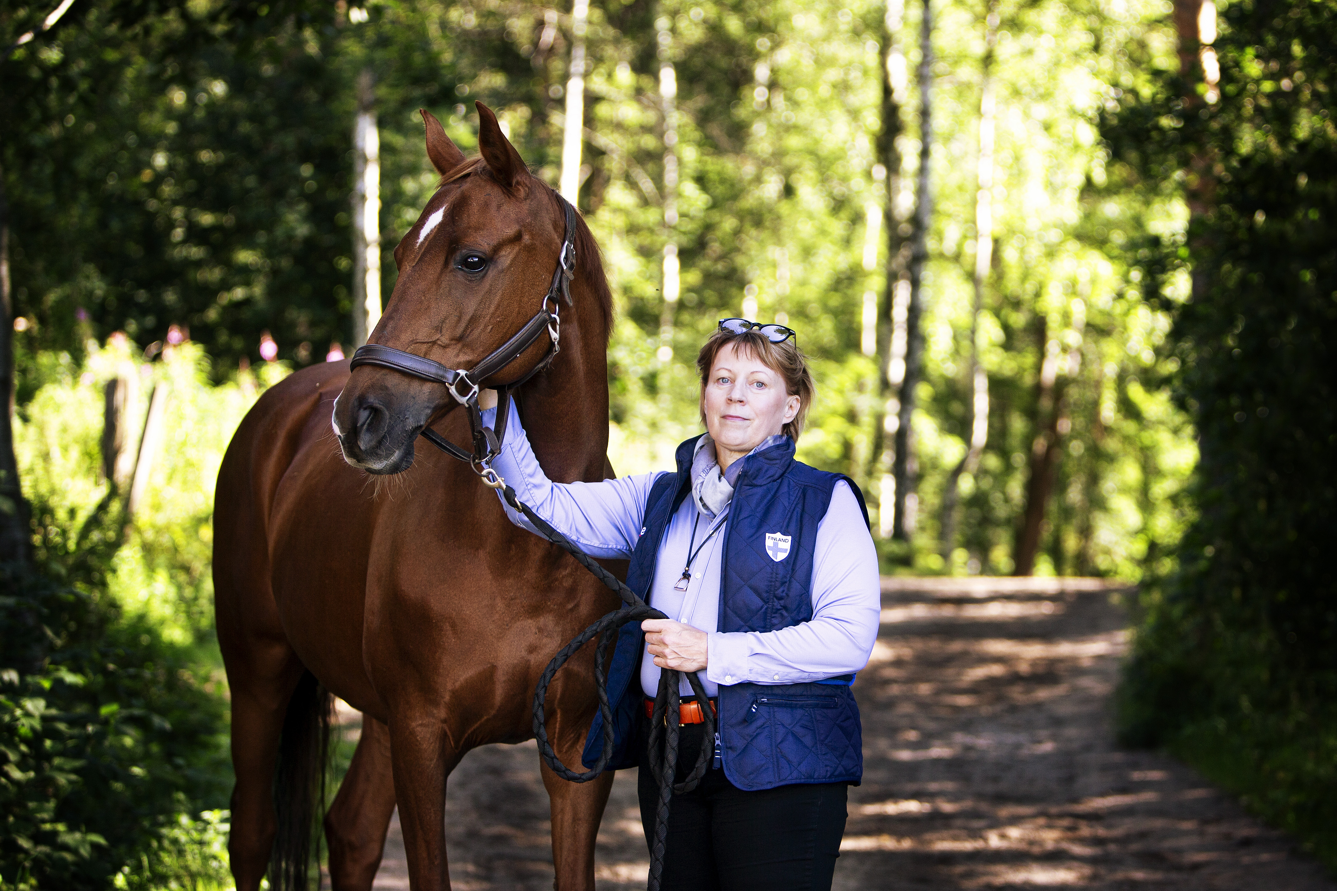 Jutta Koivula on pitkän linjan ratsastusvaikuttaja. Kuva vuodelta 2020, kaverina tamma Andra.