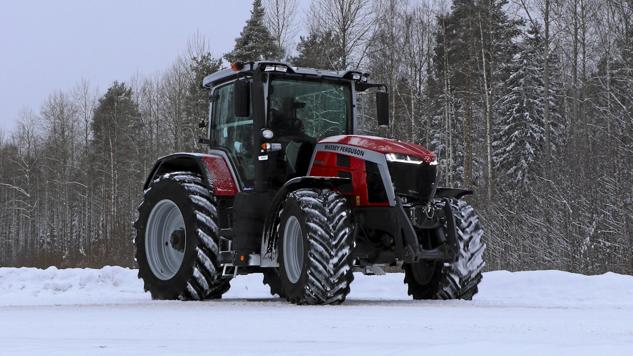 Massey Fergusonin 8S Dyna-VT-malliston lippulaiva on tämä 305-hevosvoimainen 8S.305 Dyna-VT-traktori.