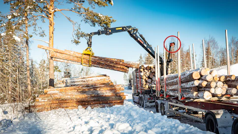 Hiab esitteli kamerateknologiaan perustuvan puutavaranostureiden ohjausjärjestelmän jo 2016. Sen jälkeen järjestelmää on kehitetty eteenpäin. Kamera on asennettu nosturin ohjaamon paikalle. Kuvassa se on ympyröity punaisella.