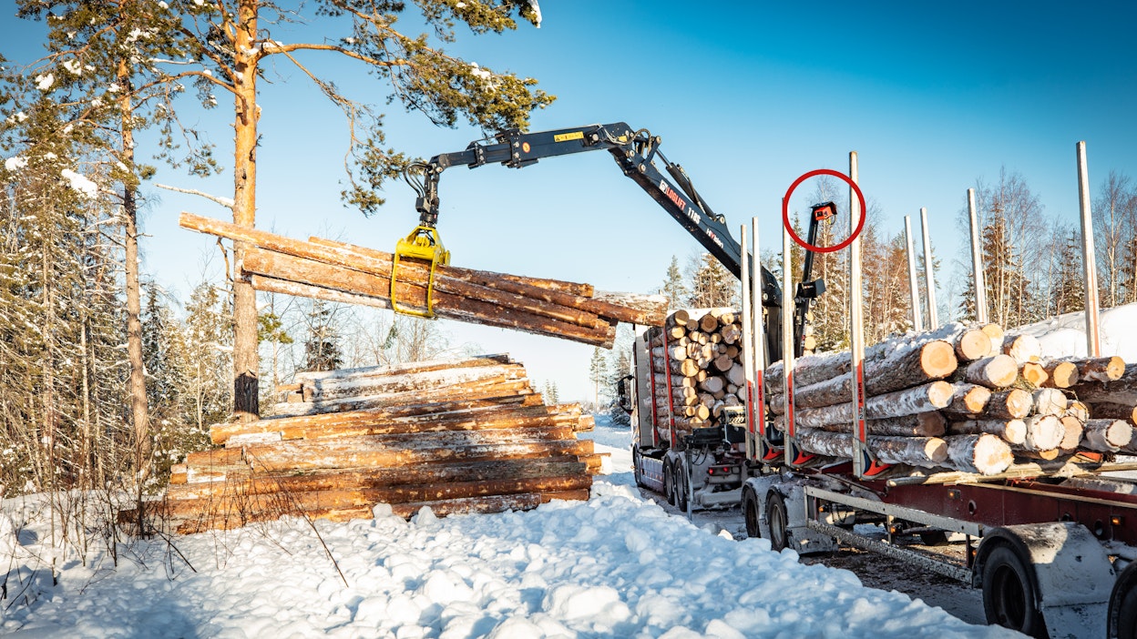 Hiab esitteli kamerateknologiaan perustuvan puutavaranostureiden ohjausjärjestelmän jo 2016. Sen jälkeen järjestelmää on kehitetty eteenpäin. Kamera on asennettu nosturin ohjaamon paikalle. Kuvassa se on ympyröity punaisella.