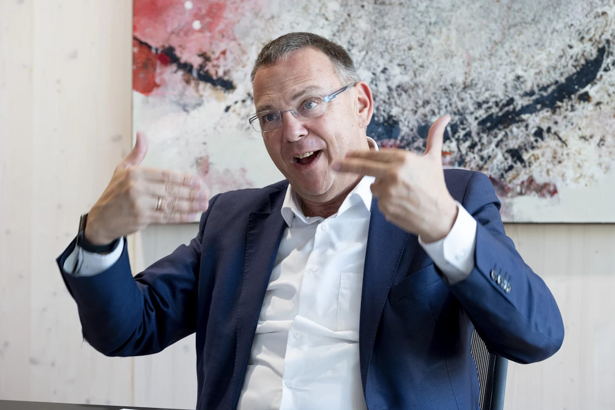 Michael Pfeifer muistuttaa, että sahoja ja puuta jalostavia tehtaita on Euroopassa nyt paljon myynnissä.