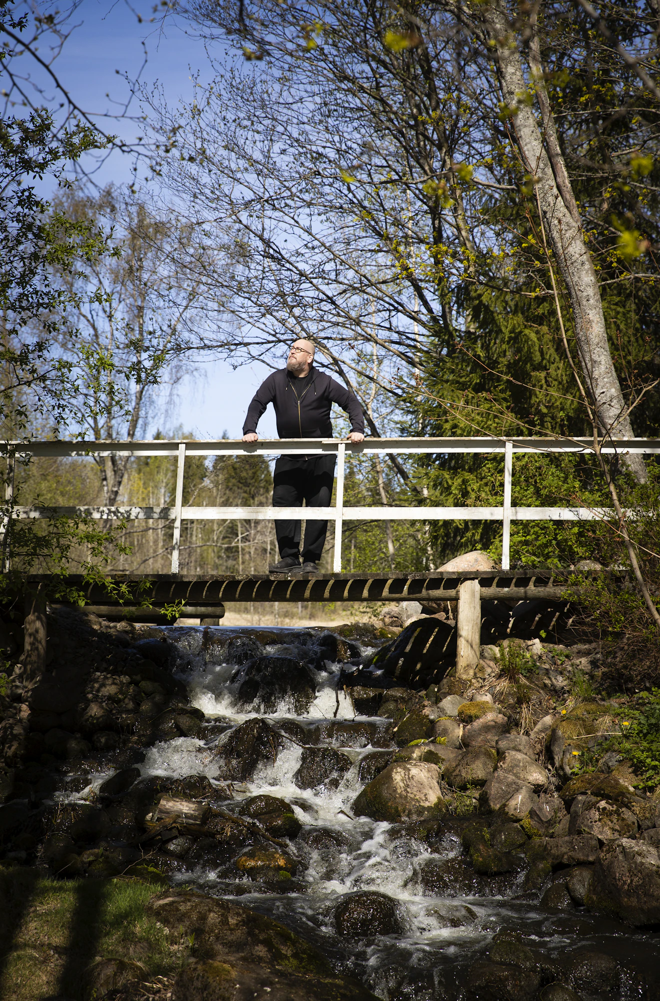 ”Täällä on tilaa ajatella”, Antti Jakola sanoo Sammatin Vuorikosken myllyn pihapiirissä.