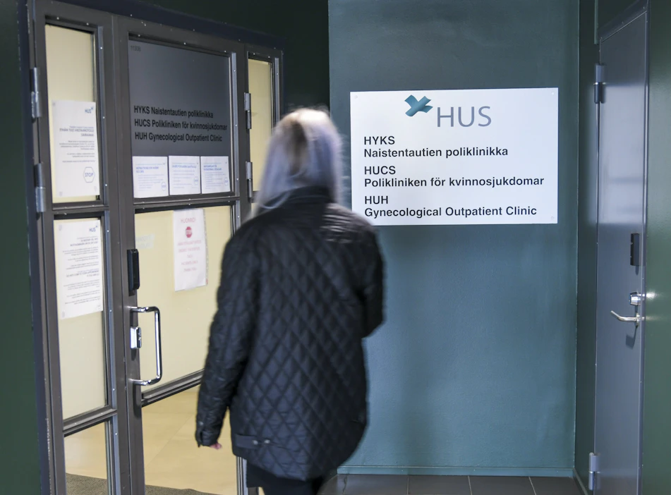 Päivitetyn aborttilain mukaan raskaudenkeskeytyksen perusteeksi riittää raskaana olevan oma pyyntö kahdennentoista raskausviikon loppuun saakka. Kuvituskuva. LEHTIKUVA / Markku Ulander.
