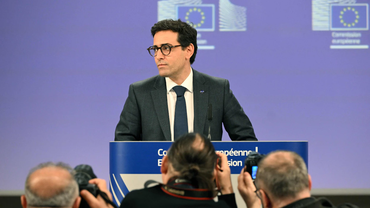 Komission vauraus- ja teollisuusstrategiasta vastaava varapuheenjohtaja Stephane Sejourne esitteli komission teollisuuden vauhdittamissäädöksen Brysselissä. AFP/LEHTIKUVA.