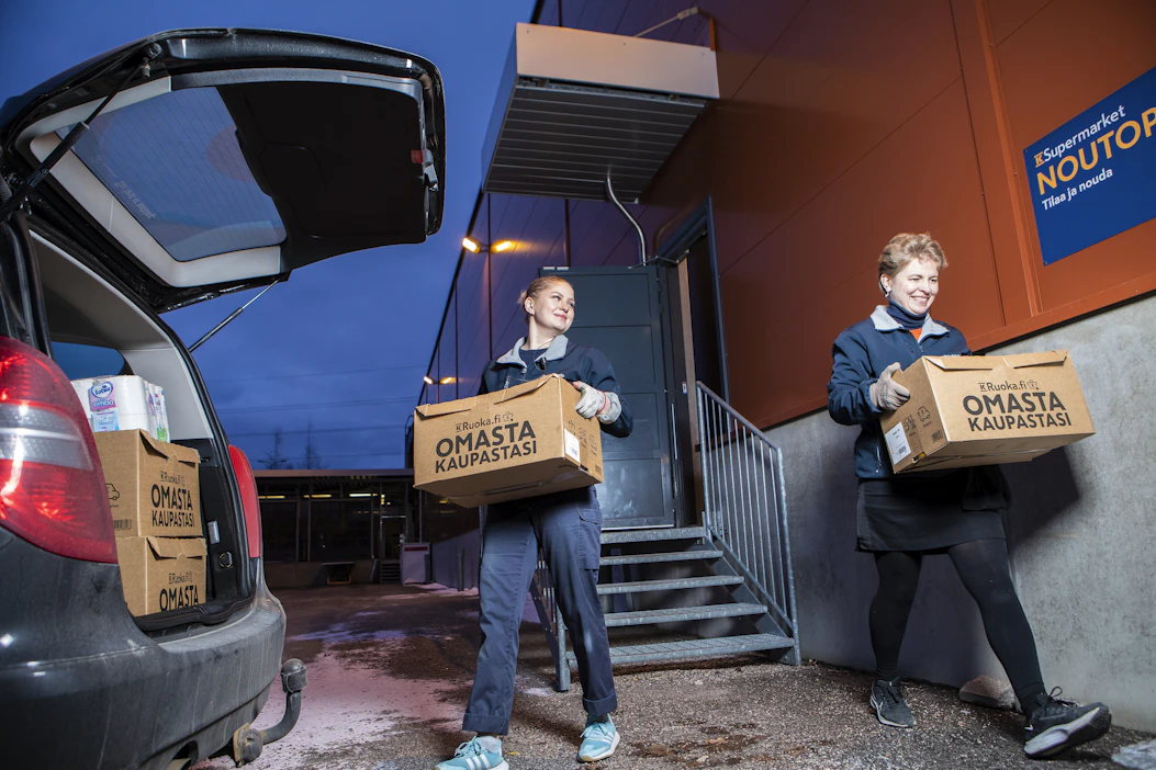 K-Supermarket Lähderanta noutopisteellä työntekijät Joanna Vilkki (vas.) ja Kaie Tuomikoski kantavat tilauksia asiakkaiden autoihin.