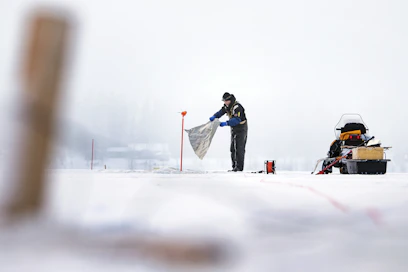 Jäältä kalastettaessa pyydys on merkittävä vähintään 1,2 metriä jään pinnasta ulottuvalla merkkisalolla.