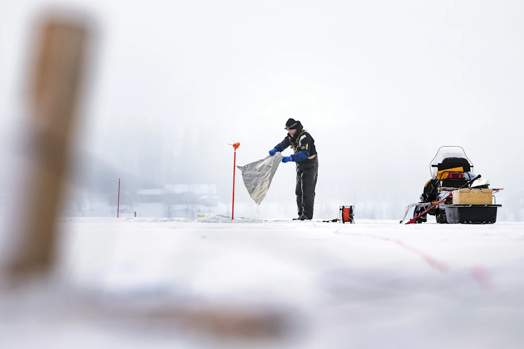 Jäältä kalastettaessa pyydys on merkittävä vähintään 1,2 metriä jään pinnasta ulottuvalla merkkisalolla.