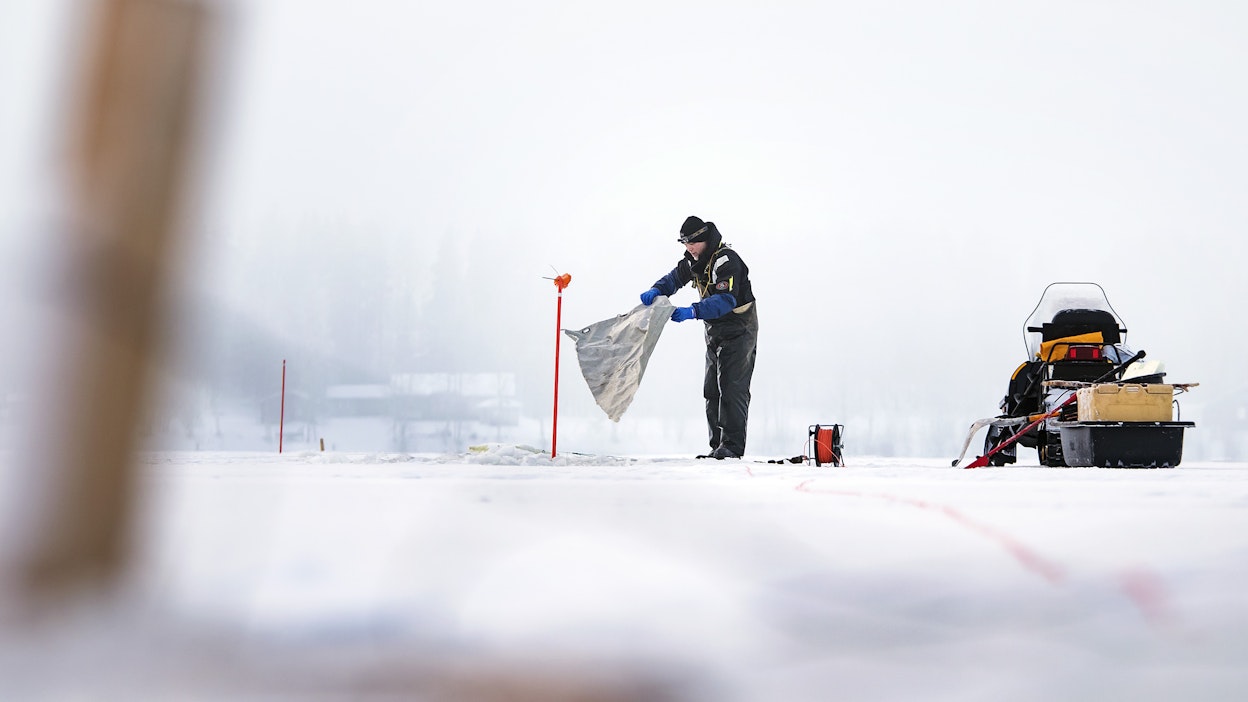 Jäältä kalastettaessa pyydys on merkittävä vähintään 1,2 metriä jään pinnasta ulottuvalla merkkisalolla.