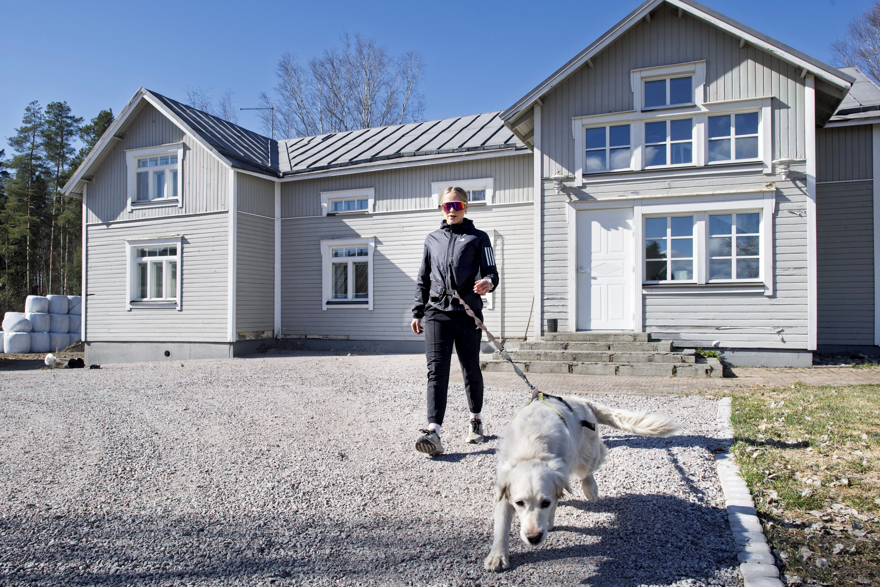 Entinen kilpajuoksija Kaisa Honkaharju käy edelleen juoksemassa Miina-koiransa kanssa