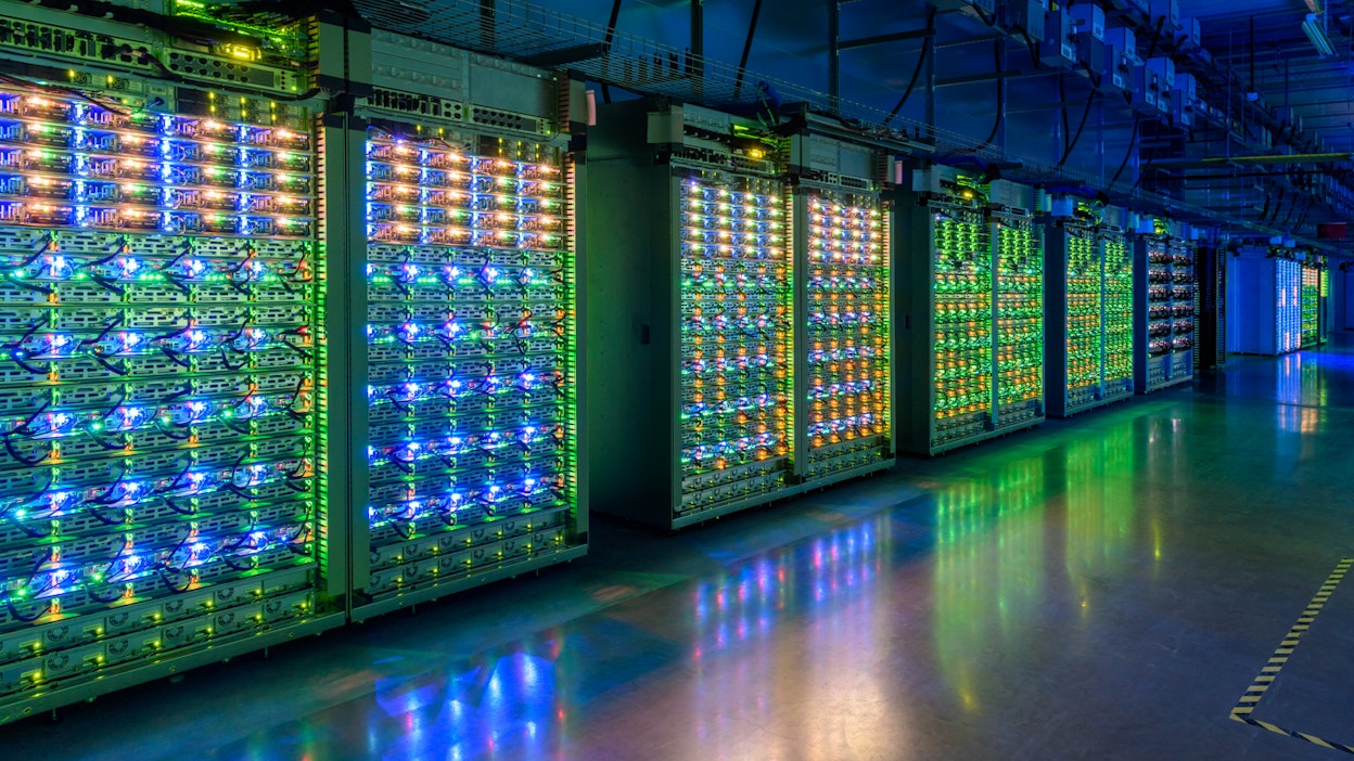 Datakeskuksen palvelinsali. Kuvituskuva.