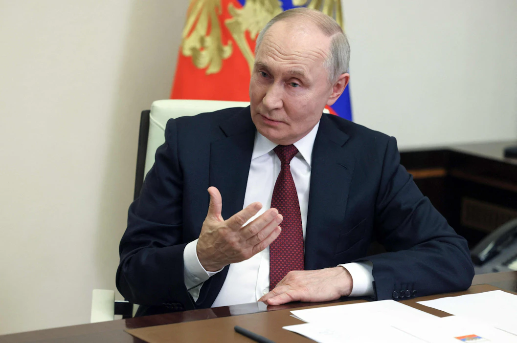 Venäjän presidentti Vladimir Putin kertoo tukevansa ehdotusta, että Yhdysvallat, Venäjä ja Kiina puolittaisivat puolustusbudjettinsa. Kuvan on välittänyt Venäjän valtiollinen uutistoimisto Sputnik, eikä kuvan aitoutta ole voitu todentaa. LEHTIKUVA/AFP.