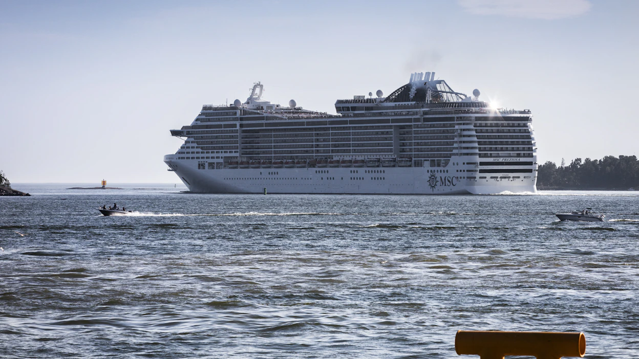 MSC Preziosa on yksi monista Itämerta halkovista risteilijöistä, joka vieraili vuosi sitten elokuussa Helsingin satamassa. Fantasia-luokan risteilyalus kuljettaa parhaillaan 4000 matkustajaa, jonka omistaa ja operoi MSC Cruises.