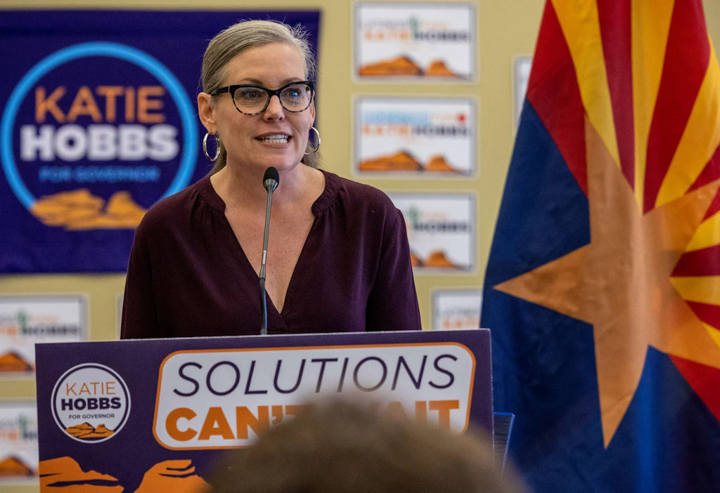 Uutiskanavien mukaan Arizonan tiukan kuvernöörinvaalin voittaa demokraattien ehdokas Katie Hobbs. LEHTIKUVA/AFP.