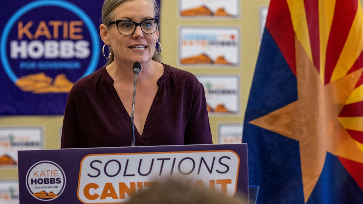 Uutiskanavien mukaan Arizonan tiukan kuvernöörinvaalin voittaa demokraattien ehdokas Katie Hobbs. LEHTIKUVA/AFP. 