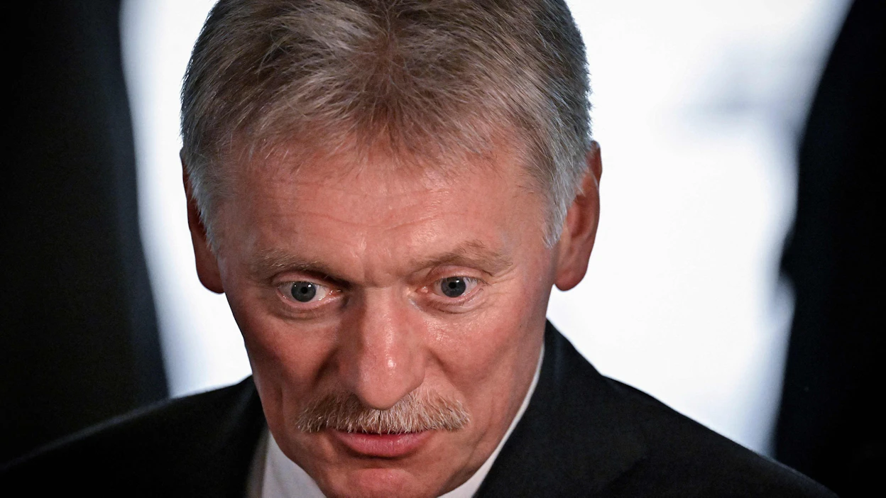 Dimitri Peskov sanoo Venäjän olevan rauhan puolella, mutta vain sillä ehdolla, että maan tavoitteet hyökkäyssodassa toteutuvat. LEHTIKUVA/AFP.