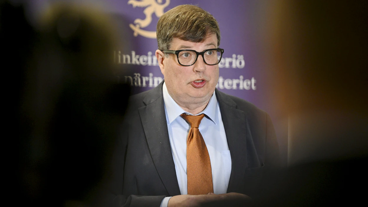 Työministeri Arto Satonen (kok.) on toistanut, että työrauhalainsäädäntö on pahasti vanhentunut.