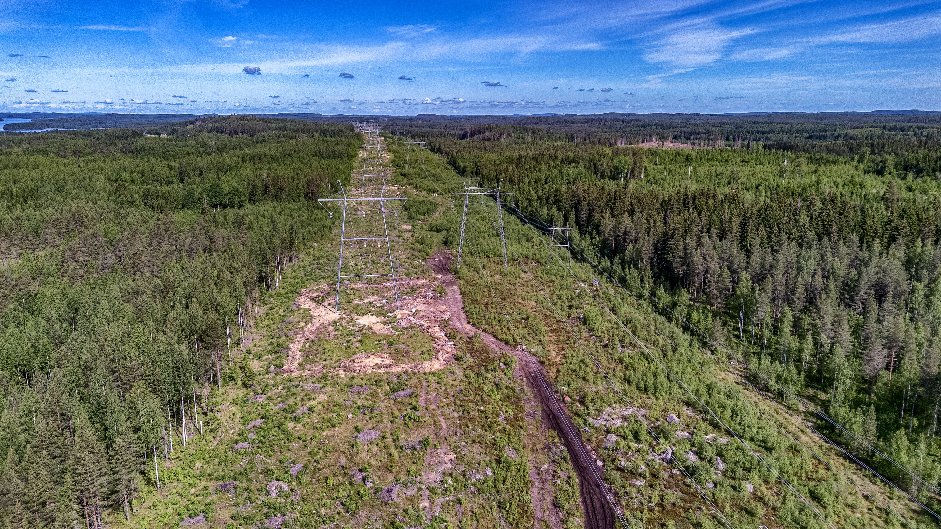 Leveimmillään voimalinja-alue on Huutokoskella, missä aukiolla on leveyttä 123 metriä.
