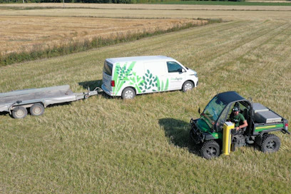ProAgria Etelä-Pohjanmaan nelivetopakettiauto kuskina Juha Mäkelä ja peräkärry, jossa kuskataan maakairalla varustettua järjestön Gator-mönkijää, on ollut tuttu näky eteläpohjalaisilla teillä ja pelloilla jo 20 vuotta.