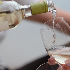 Viinin kannattaa antaa hengittää ennen tarjoilua.