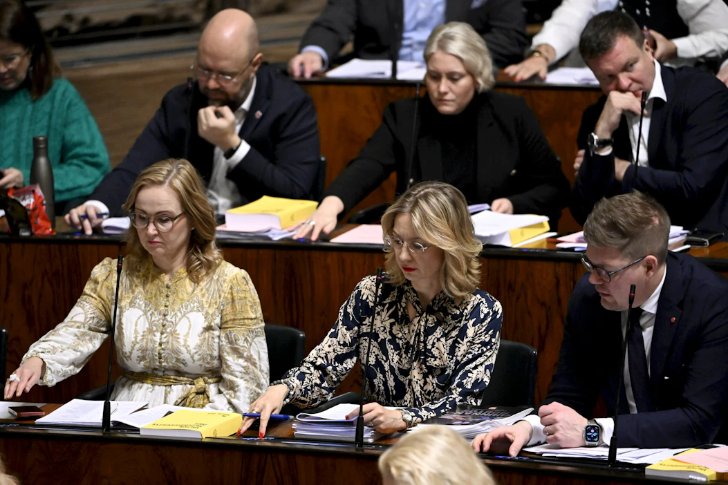 Viimeisistä budjettikohdista äänestettiin aamupäivällä. Etualalla SDP:n Eeva Johanna-Eloranta (edessä vas.), eduskuntaryhmän puheenjohtaja Tytti Tuppurainen ja puolueen puheenjohtaja Antti Lindtman. LEHTIKUVA / Emmi Korhonen.