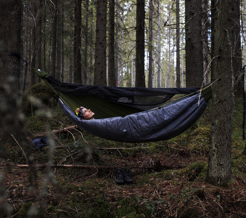 Kolmen lapsen yksinhuoltaja Johanna Niilivuo nukkuu mieluiten riippumatossa. Yksinvaelluksillaan hän kaipaa hiljaisuutta. Siksi hän välttää ruuhkaisia kansallispuistoja.