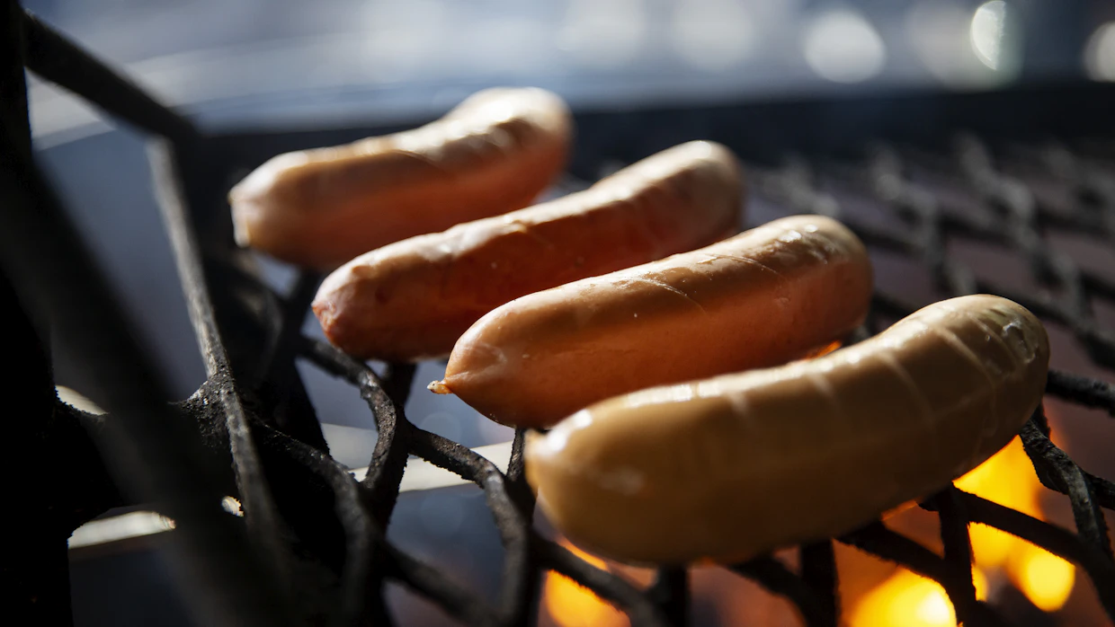 Kaikki uutuudet eivät jää markkinoille. Teollisuus tekee lopulta ratkaisut siitä, mitkä makkarat jäävät kauppojen myyntiin. Kuvituskuva.