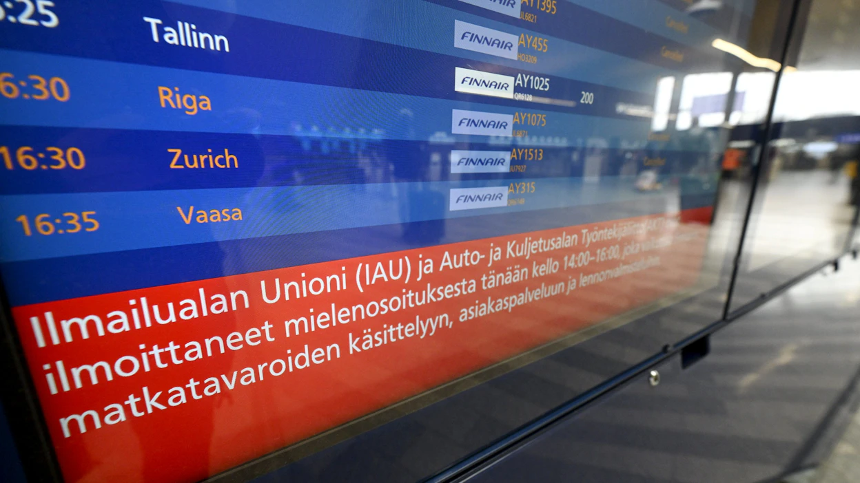 Työnantajajärjestö Paltan mukaan lakot aiheuttavat ruuhkaa ja viivästyksiä. Kuva Helsinki-Vantaan lentoasemalta maaliskuulta, jolloin IAU järjesti poliittisen mielenilmauksen. LEHTIKUVA / VESA MOILANEN .