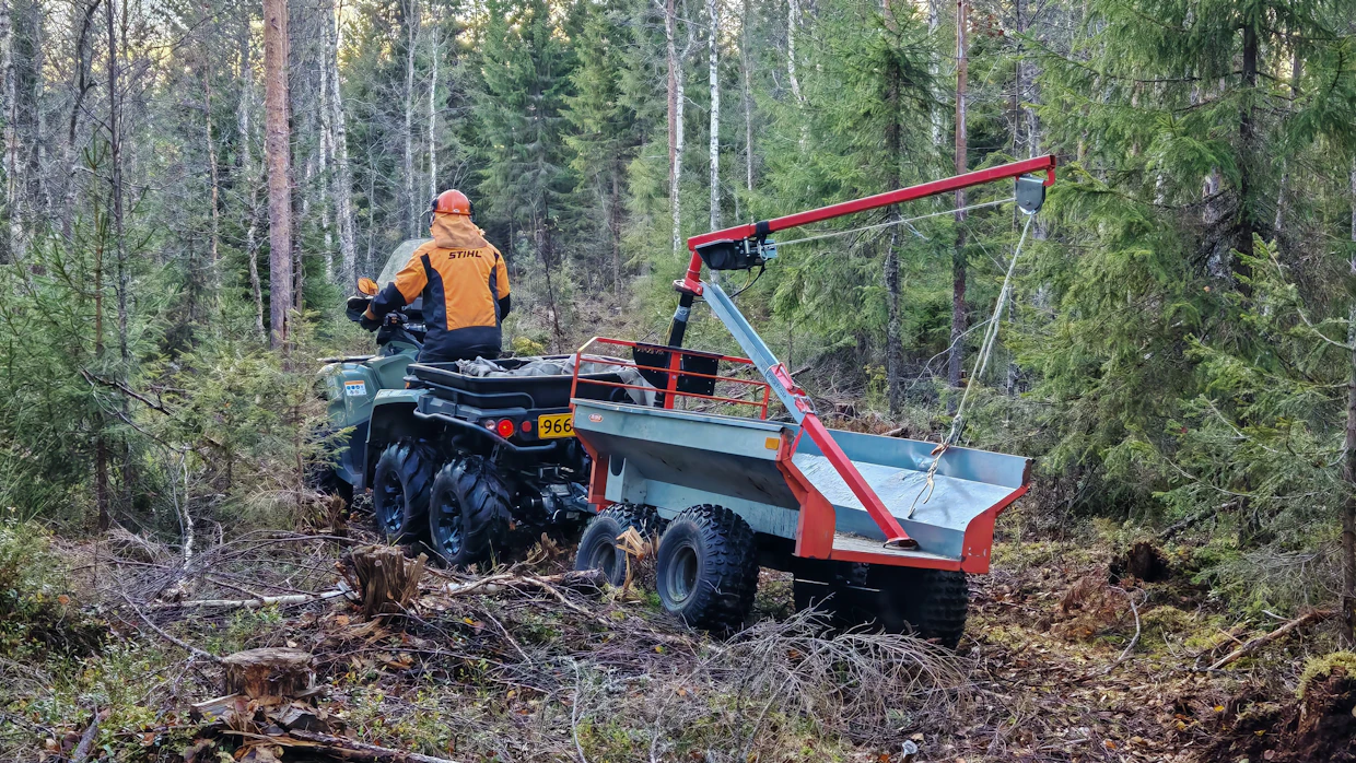 Eenokki Lehdon mielestä metsäkärryllä varustettu kuusipyöräinen mönkijä on kelpo ajokki pienemmissä metsätöissä.