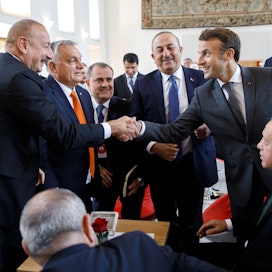 Ranskan presidentti Emmanuel Macron ja Euroopan pahat pojat koolla Prahassa. Macron (oik.) tervehtii Azerbaidžanin presidenttiä Ilham Aliyevia. Turkin presidentti Recep Tayyip Erdoğan (istuu oik.) ja Unkarin presidentti Viktor Orbán (toinen vas.) seuraavat.