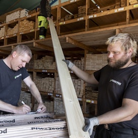 Orivedellä toimivan puutavaraliikkeen omistaja Jaakko Heino (vas) on ollut tyytyväinen syksyn tilanteeseen. Työssä mukana Eero Haikka ja Arto Uotila (ylhäällä).