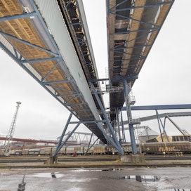 Stora Enso on uudistanut puunkäsittelyn Imatran-tehtaillaan 80 miljoonalla eurolla. Kuvassa on sellutehtaan hakekuljettimia Kaukopäässä.