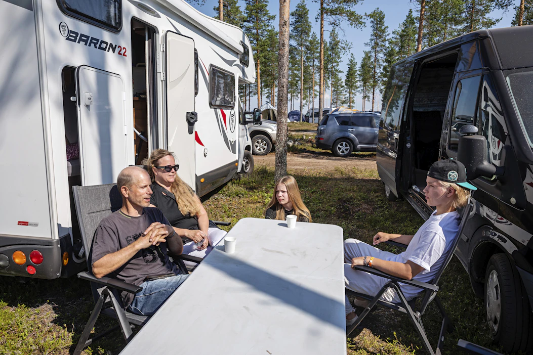 Erkki Nissilä perheineen saapui keskiviikkona asuntoautolla Suviseuroihin Pudasjärven lentokentälle. Jonoa paikan päälle ei juurikaan ollut. Kuvassa vaimo Merja, 11-vuotias tytär Melisa ja 17-vuotias Ville.