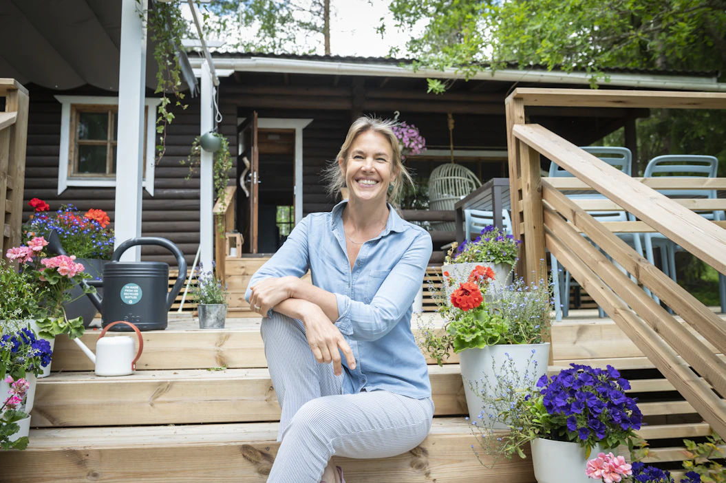 Ella Kanniselle mökki on paikka, jossa saa puuhastella. ”Tarvitsen käsilleni tekemistä, että luova ajattelu lähtee liikkeelle. Käyn välillä kirjaamassa muistikirjaan, kun tulee ideoita mieleen.”