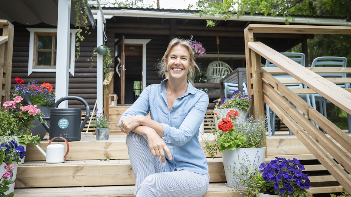 Ella Kanniselle mökki on paikka, jossa saa puuhastella. ”Tarvitsen käsilleni tekemistä, että luova ajattelu lähtee liikkeelle. Käyn välillä kirjaamassa muistikirjaan, kun tulee ideoita mieleen.”